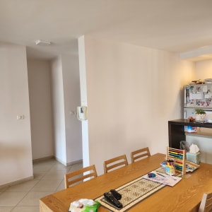 קיר צבוע בלבן עם גוון ורדרד קל