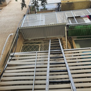 מעקות אלומיניום על מרפסות בניין
