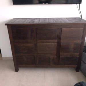 ארון עץ כהה עם דלתות מרובעות