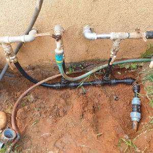 צנרת מים עם ברזים וחיבורים שונים