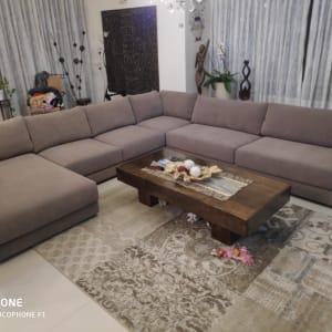 ספה גדולה עם ריפוד אפור בסלון