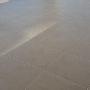 רצפת אריחים חדשה במרפסת עם מעקה זכוכית