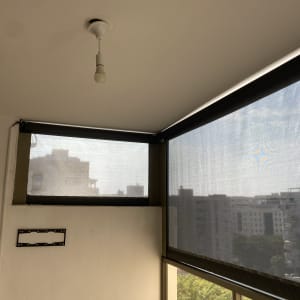 שני סוככים שקופים מותקנים על קיר מרפסת