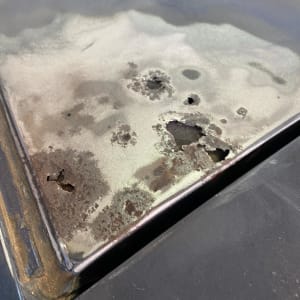 חלודה וחורים על משטח מתכת לרכב