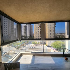 סוככים כהים מותקנים על חלונות מרפסת