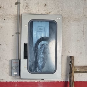 ארון חשמל עם כבלים ומתגים על קיר