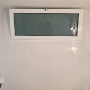 חלון אלומיניום עם זכוכית חלבית בחדר אמבטיה