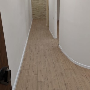 רצפת פרקט עץ במסדרון מואר