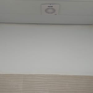 מאוורר תקרה מותקן על תקרה לבנה