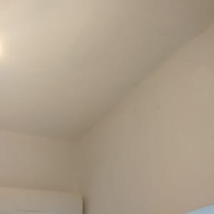 קיר ותקרה צבועים בלבן עם מזגן מותקן