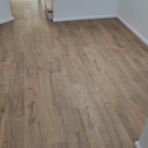 רצפת עץ נקייה ומבריקה בבית