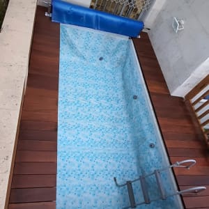 בריכת שחייה קטנה עם דק עץ מסביב