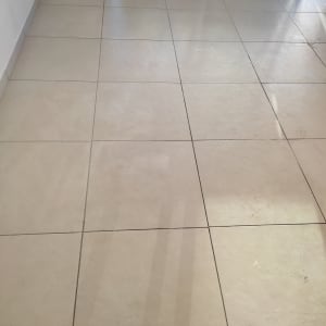 רצפה מרוצפת נקייה עם סימני מים קלים