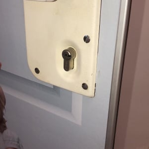 מנעול דלת עם ידית ומפתח גליל