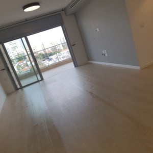 רצפה נקייה עם סימני ניקוי נראים לעין