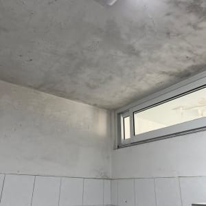 תקרה עם סדקים וכתמי רטיבות ליד חלון