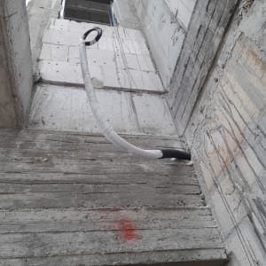 צינור מיזוג אוויר עטוף בבידוד על קיר בטון