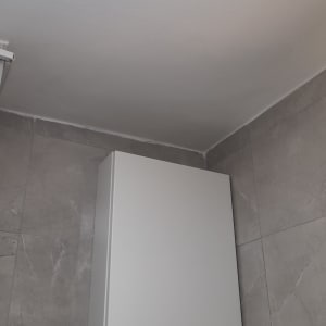 תקרה צבועה בלבן עם קווים עדינים