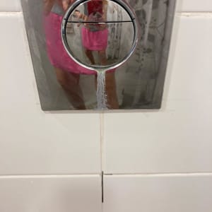 לחצן ניאגרה עם נזילה על אריחי קרמיקה