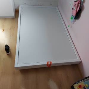 לוח עץ לבן מונח על רצפת עץ