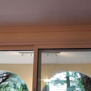 קיר צבוע בצבע בהיר עם תקרה לבנה