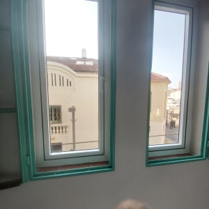 חלונות אלומיניום עם מסגרות ירוקות