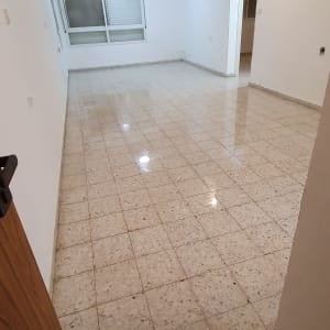 רצפה נקייה ומבריקה בחדר ריק עם תאורה חזקה