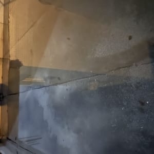 גג עם צללים ותאורה בלילה