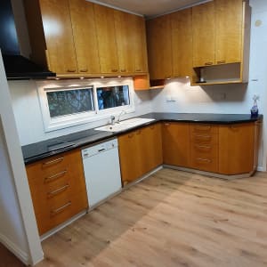 מטבח נקי עם כיור וברז, מדיח כלים