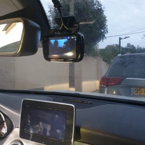 מצלמת רכב מותקנת על שמשת הרכב