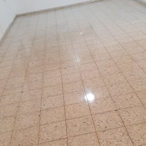 רצפה נקייה ומבריקה בחדר ריק