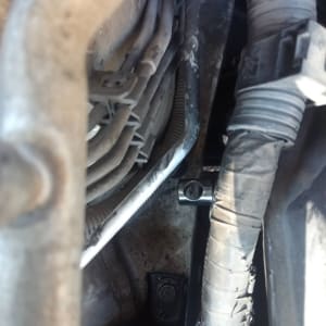 צינורות וחוטים במנוע רכב עם מחברים