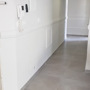 מסדרון עם קירות צבועים בלבן ותאורה עליונה