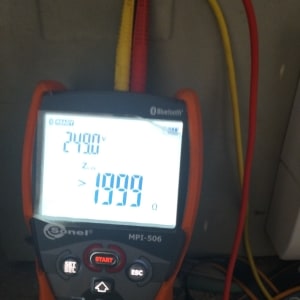 מד מתח חשמלי עם חוטים אדום וצהוב