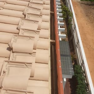 רעפים חומים על גג עם קורות עץ