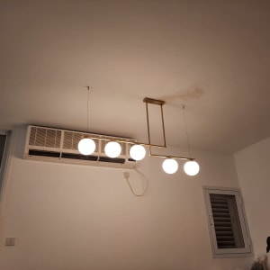 מנורת תקרה עם חמישה כדורים מוארים