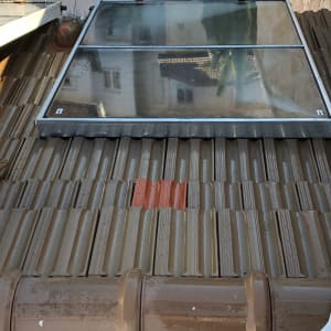 פאנל סולארי על גג רעפים חום עם צינור לבן