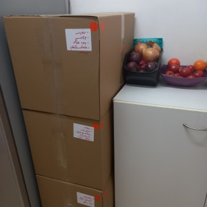 שלוש קופסאות קרטון עם תוויות כתובות בכתב יד