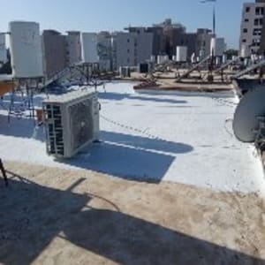 גג אטום עם חומר לבן ומזגנים