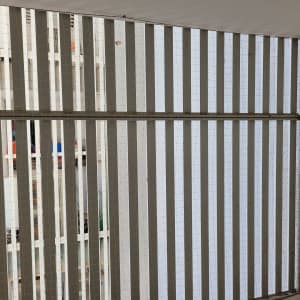 רשת מתכת מותקנת על חלון למניעת כניסת יונים