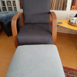 כורסה מרופדת עם הדום מרופד תואם