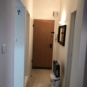 דלי צבע וכלי עבודה במסדרון