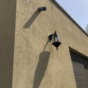 קצה גג שטוח עם צינור מתכת בולט