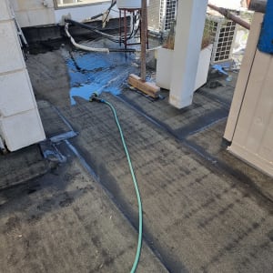 צינור מים על גג עם איטום רטוב