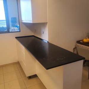 שיש שחור במטבח עם ארונות לבנים