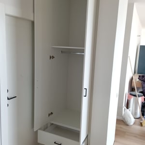 ארון לבן פתוח עם מדף ומגירה