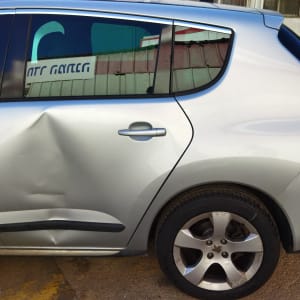 מכונית כסופה עם פגיעה בדלת האחורית