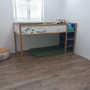 מיטת קומותיים עם צעצועים על המדף העליון