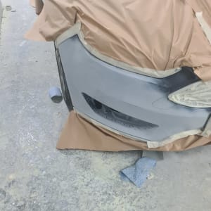 חלק רכב מכוסה בנייר מוכן לצביעה