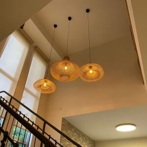 שלושה מנורות תלויות עם אהילים קלועים